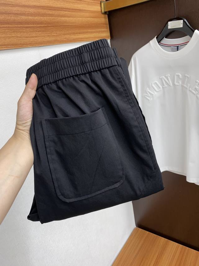 巴黎世家 2024 最新运动休闲裤 面料采用定制50%棉 50%聚酯纤维男士休闲长裤 不仅原料是天然的植物纤维 并且在加工过程中也没有任何化学反应 因此对环境和